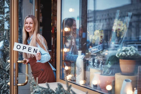 Souriante fille dans la boutique de fleurs — Photo