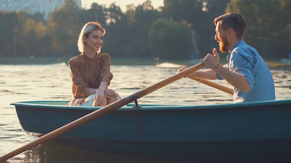 Atractiva pareja en un barco —  Fotos de Stock