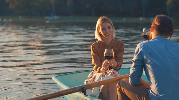 Casal jovem com um copo de vinho ao ar livre — Fotografia de Stock