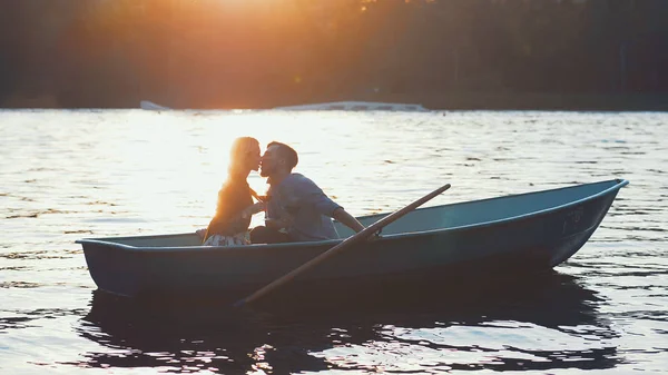 Kissing couple in a boat — Stock Photo, Image