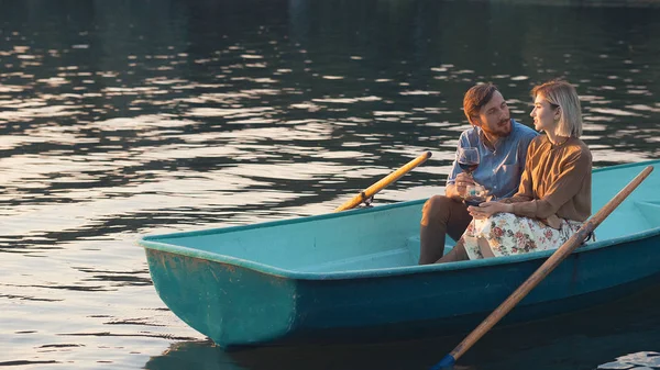 Lachende paar in een boot — Stockfoto