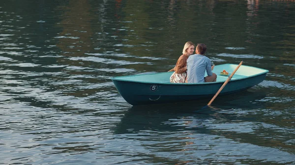 Glückliches junges Paar im Urlaub — Stockfoto