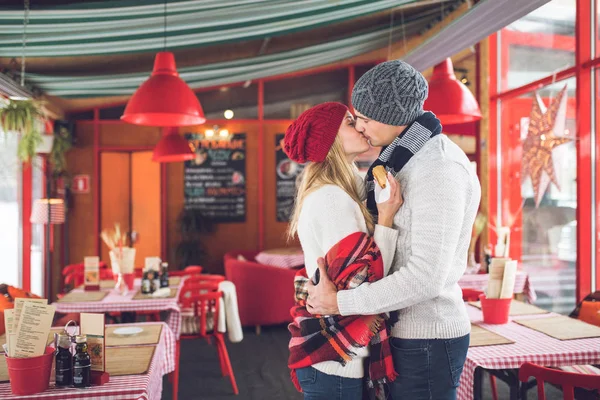 Beijar jovem casal — Fotografia de Stock