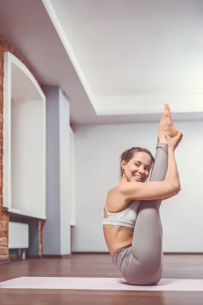 Smiling young girl in studio — Stock Photo, Image