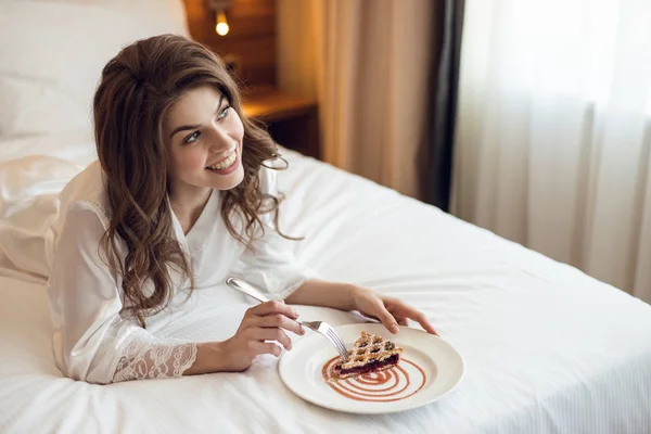 Souriante fille avec petit déjeuner à la maison — Photo