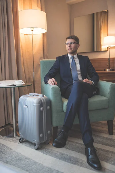 Joven empresario con maleta en el interior — Foto de Stock