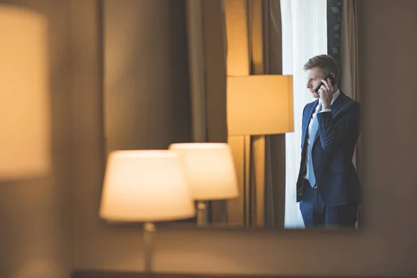 Uomo sorridente che parla al telefono — Foto Stock