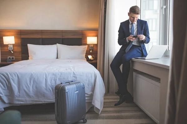 Joven empresario en la habitación — Foto de Stock