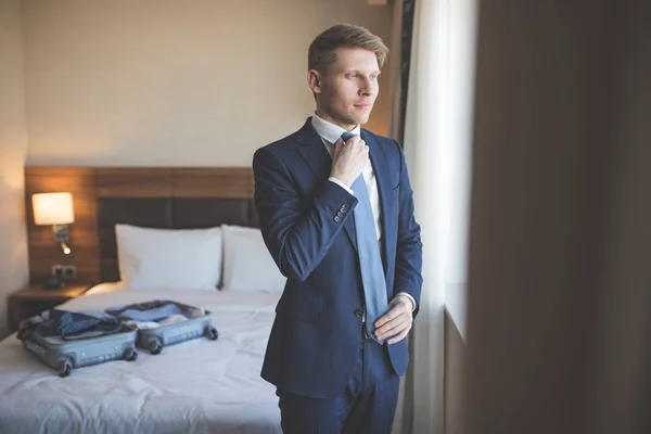 Молодий бізнесмен у костюмі в кімнаті — стокове фото