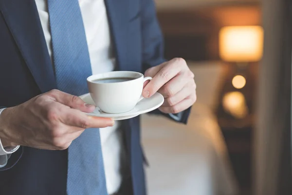 Joven hombre de negocios con una taza de café —  Fotos de Stock