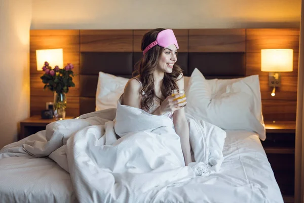 Mulher sorridente com um copo de suco — Fotografia de Stock