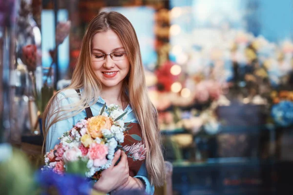 Souriant jeune fille avec bouquet — Photo