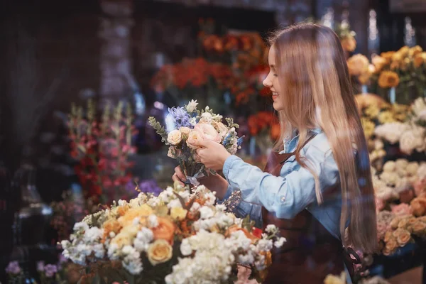 Smiling young girl with flowers — Stock Photo, Image