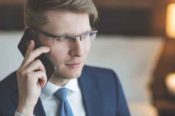 Młody biznesmen rozmowy na telefon Zdjęcie Stockowe