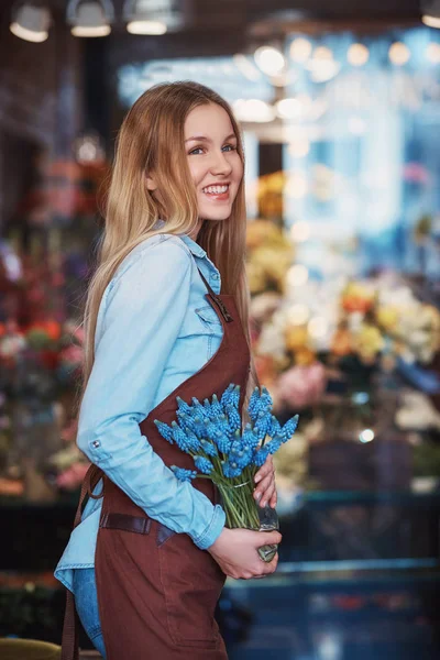 Menina sorridente com flores Fotos De Bancos De Imagens