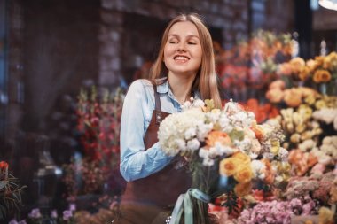 üniformalı gülümseyen kız