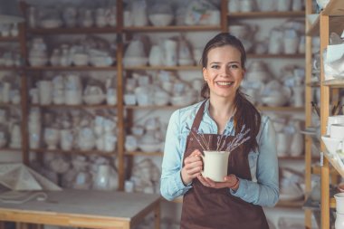 Seramik vazo ile genç kız