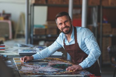 Yaratıcı bir Atölye Master gülümseyen