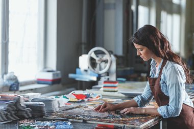 Mozaik ile genç kız