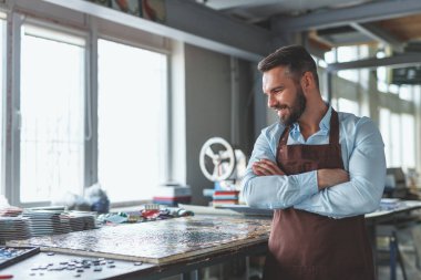 Bir mozaik Studio ile gülümseyen adam