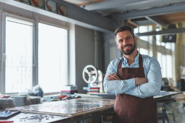 Üniformalı gülümseyen genç efendi