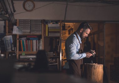 İş yerinde genç efendi