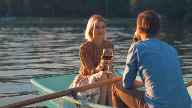 Bir tekne içinde genç çekici çift