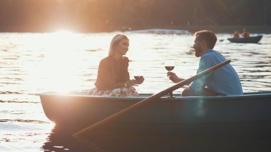 gün batımında genç Çift