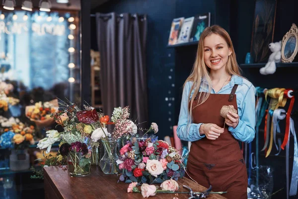 Ung flicka i butiken — Stockfoto