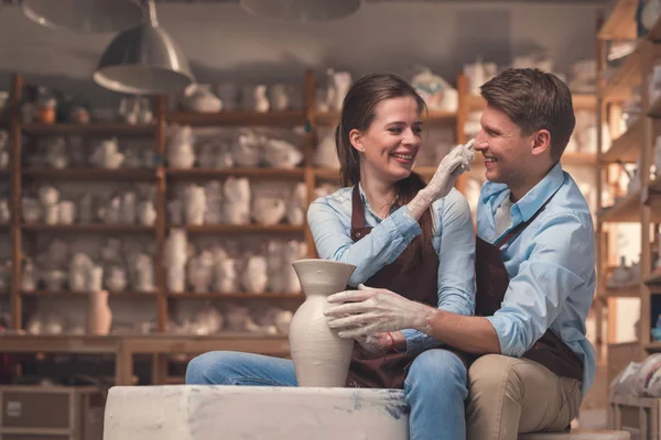 Pareja joven en cerámica — Foto de Stock