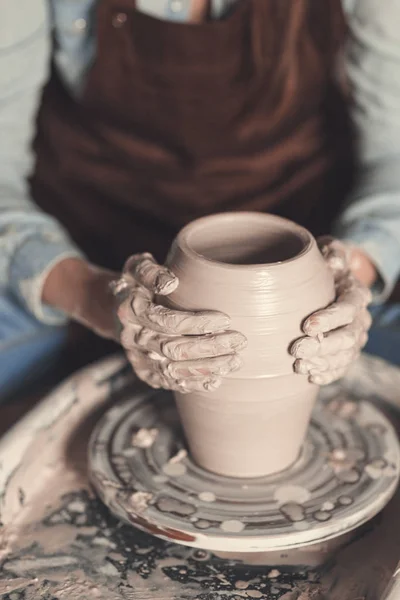 Mujer joven en cerámica — Foto de Stock