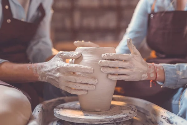 Jeune couple en poterie gros plan — Photo