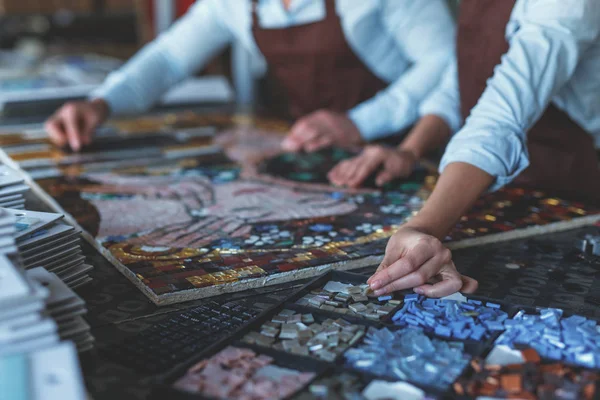Manos humanas con mosaico — Foto de Stock