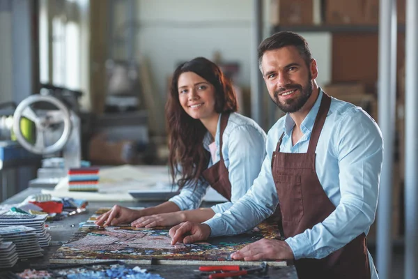 Des gens souriants avec une mosaïque en atelier — Photo