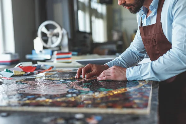 Maestro de trabajo con mosaico en interiores — Foto de Stock