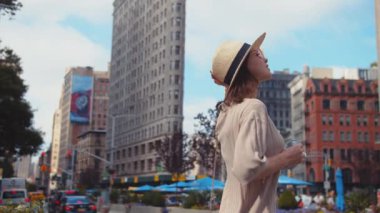 New York 'taki ünlü Flatiron binasında genç bir turist