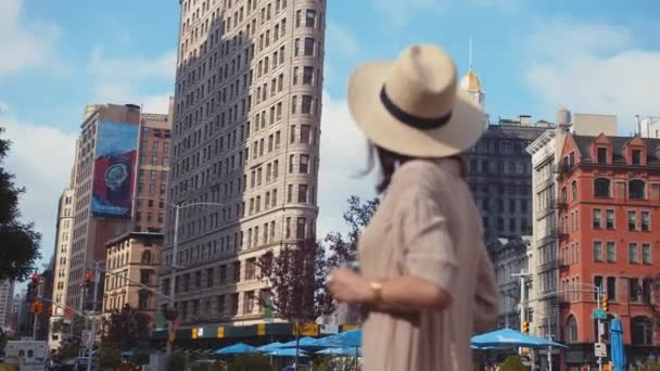 New York Taki Flatiron Binasında Şapkalı Genç Bir Turist — Stok video