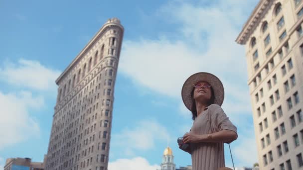 Jong Meisje Het Flatiron Gebouw New York — Stockvideo