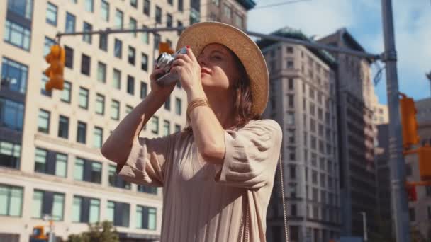 Joven Fotógrafo Tomando Fotos Nueva York — Vídeos de Stock