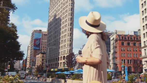 Giovane Turista Nel Famoso Edificio New York — Video Stock