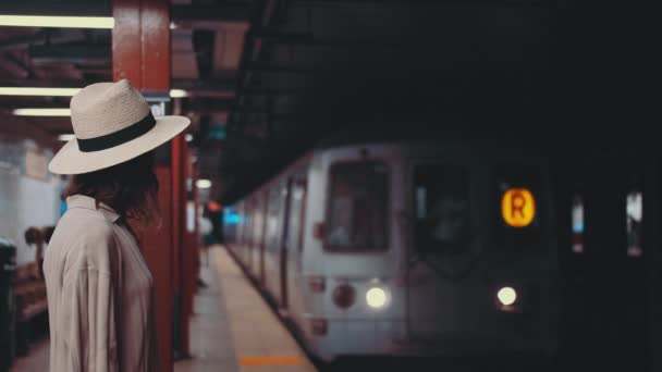 Привлекательная Девушка Станции Нью Йорке — стоковое видео