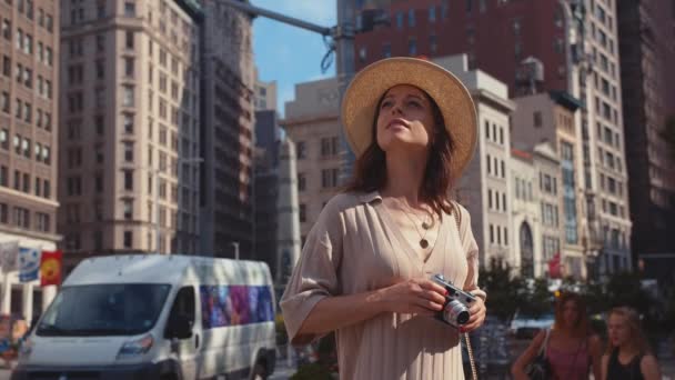 Giovane Fotografo Con Una Fotocamera Retrò Manhattan — Video Stock