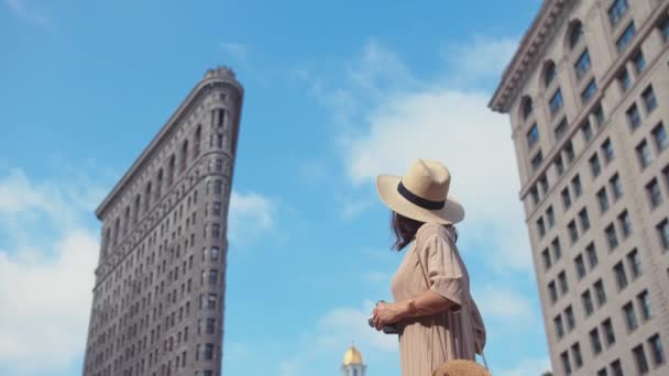 Fiatal Turista Flatiron Épületben New Yorkban — Stock videók