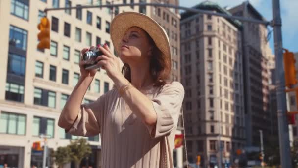 Молодой Турист Фотографирует Манхэттене Нью Йорк — стоковое видео