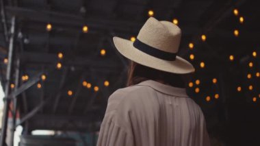 New York 'un arka planındaki çekici genç kız.