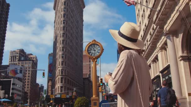 ニューヨーク市のフラットアイアンによる若い観光客 — ストック動画