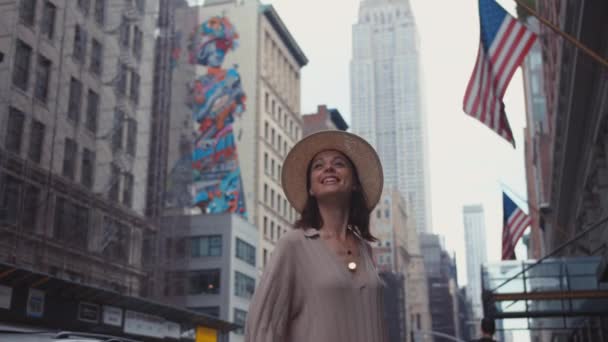 一个微笑的年轻女孩在纽约市 — 图库视频影像