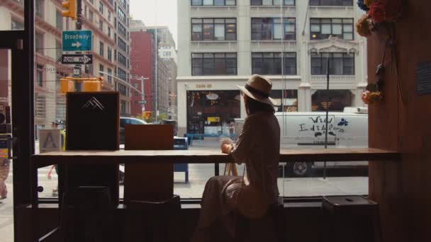 Молодая Девушка Кафе Окна Манхэттене — стоковое видео