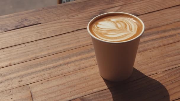 Eine Tasse Cappuccino Mit Sojamilch Auf Einem Holztisch — Stockvideo