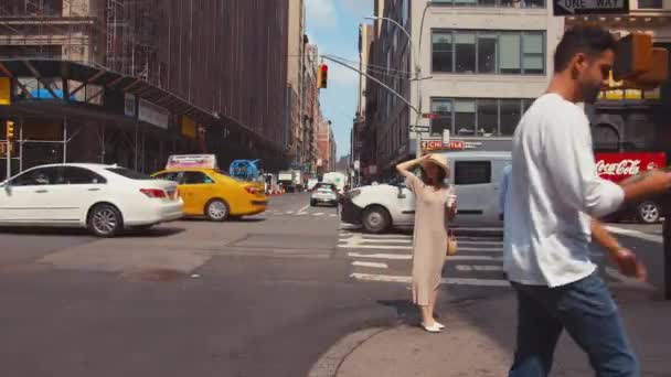 New York Yaya Geçidinde Çekici Bir Kız — Stok video